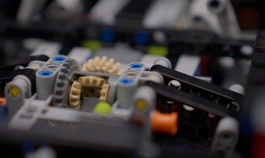 LEGO Technic 42156 PEUGEOT 9X8 24H Le Mans Hybrid Hypercar mechanism 2